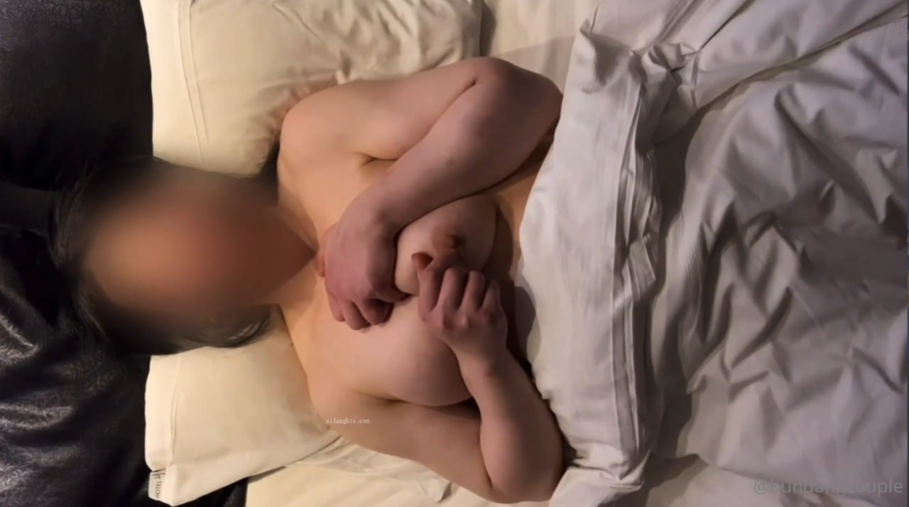 下降极品蜜桃臀新疆女友！大长腿配丝袜【完整版33分钟已上传到简 介】